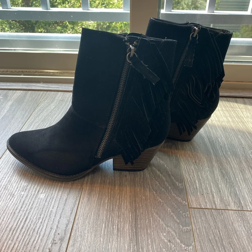 MIA Jerry Black Fringe Side Zip Block heels Ankle Boots, size 6.5